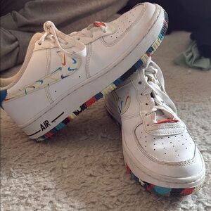 Nike White and Blue Sneakers Classic Low-Top Design